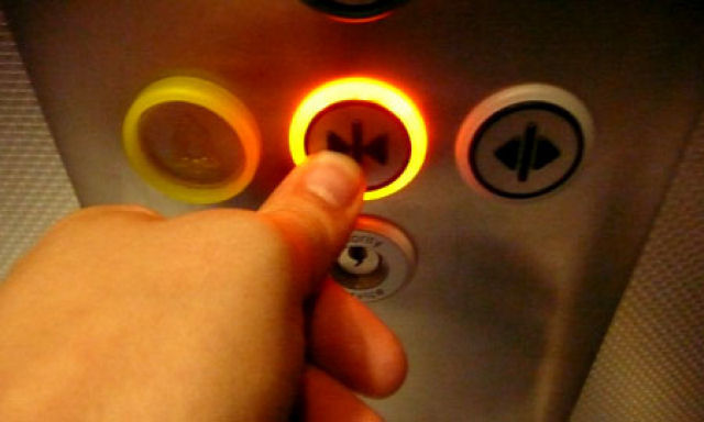 Botão de abrir porta elevador
