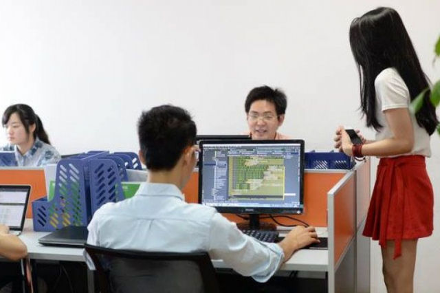 Empresas chinesas contratam animadoras para motivar seus trabalhadores