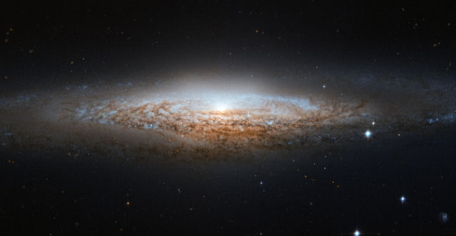 Imperdível: Hubble detecta a Galaxia OVNI