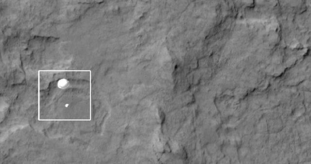 Sonda da NASA capta a Curiosity caindo com seu paraquedas em Marte