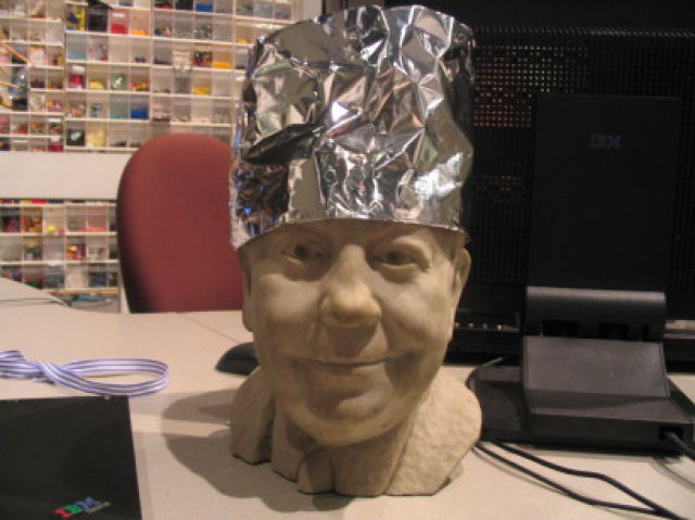 Os capacetes de aluminio contra controle mental realmente funcionam?