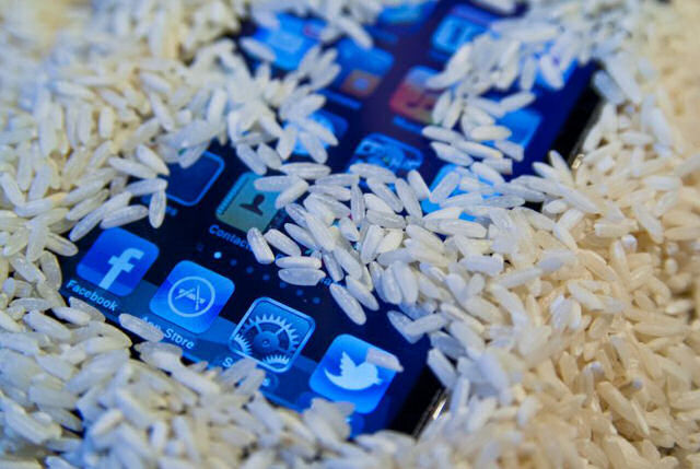 Funciona o truque de secar um celular molhado colocando-o no arroz para que seque?