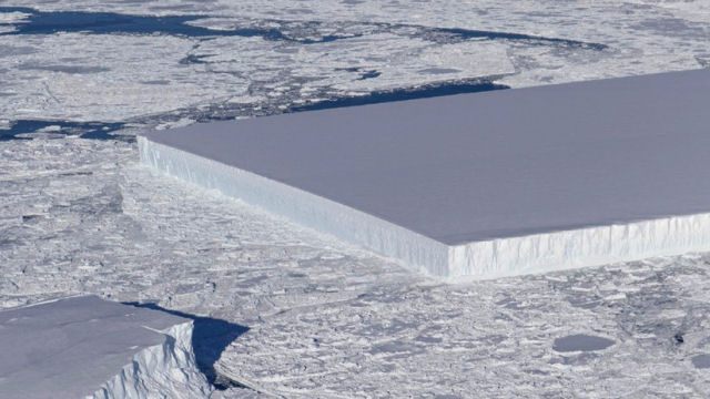 A NASA encontrou um estranho iceberg perfeitamente retangular