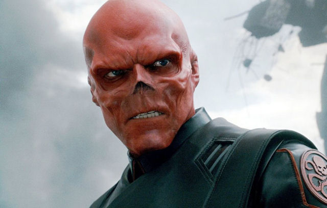 F dos quadrinhos corta seu nariz para ficar parecido com Red Skull