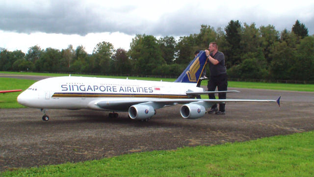 Um gigantesco aeromodelo de um A380