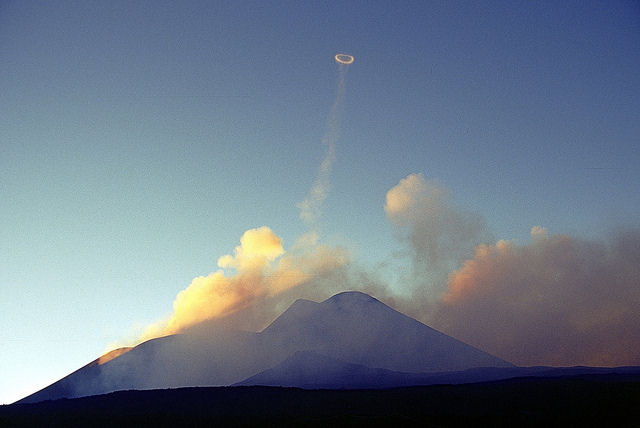 O curioso fenômeno dos anéis de fumaça nos vulcões