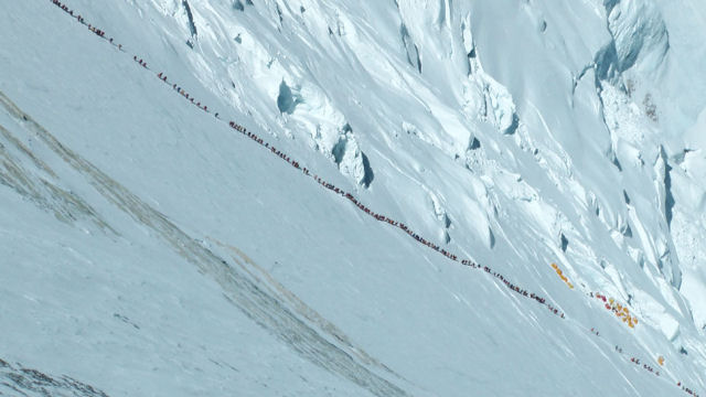 Uma foto que evidencia um engarrafamento na escalada do Everest