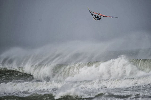 Campeonato de windsurf sob as condies de um furaco