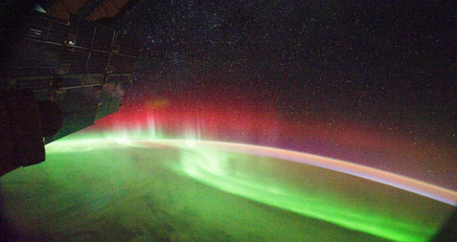 Uma espetacular aurora vermelha captada pela ISS