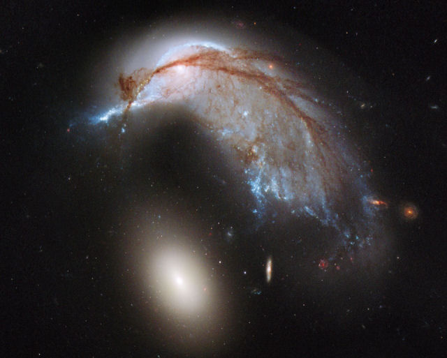 Hubble capta a imagem do momento que duas galxias se fundem