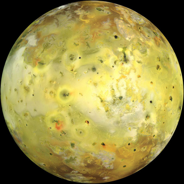 Io, a lua mais estranha do universo, em cores reais