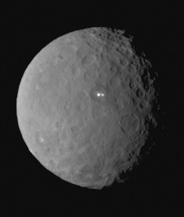 Ceres nos observa? NASA divulga misteriosas luzes no planeta ano