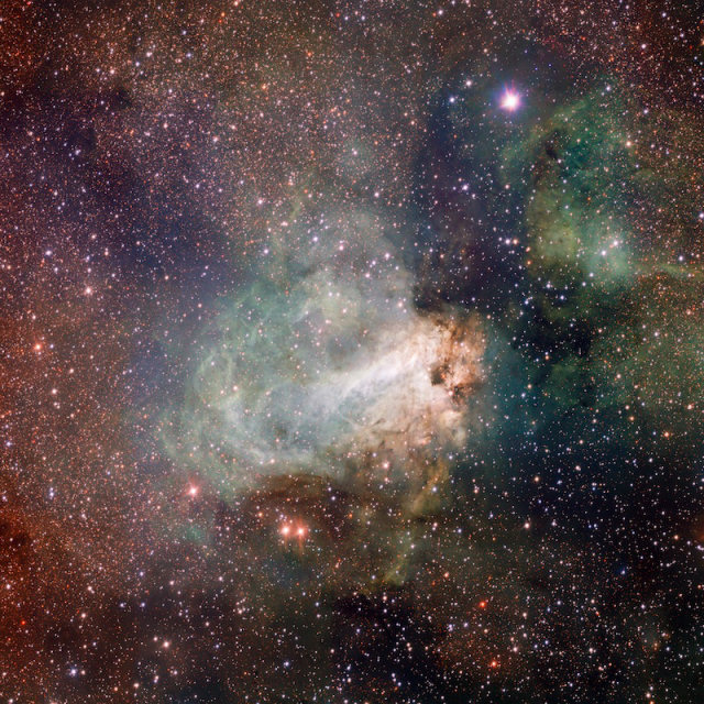 Nebulosa M17 e o cmulo NGC 5139 retratados pelo novo telescpio VST do Chile