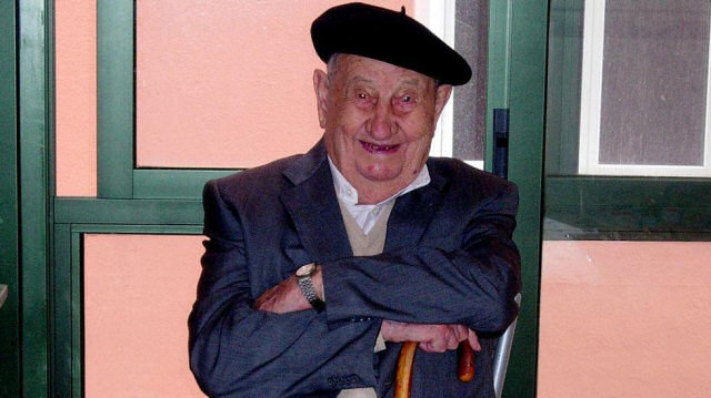 Homem de 107 anos revela seu segredo para a longevidade: tomar muito vinho tinto