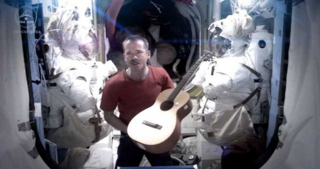 Chris Hadfield, o astronauta estrela da ISS regressou  Terra