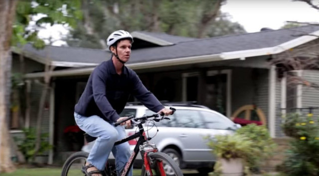  cego, mas pode andar de bicicleta se guiando pelo som de sua boca