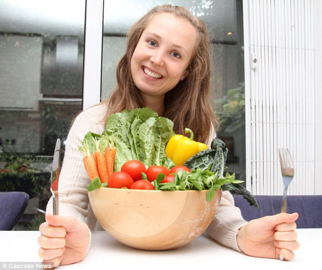 Sero as verduras cruas o segredo da eterna juventude? Uma jovem afirma que sim