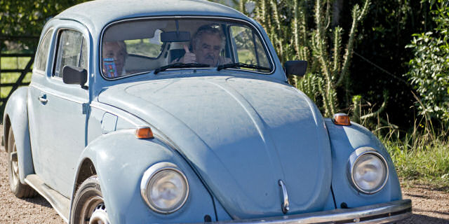 Homem pedia carona na estrada... e foi atendido pelo presidente Mujica