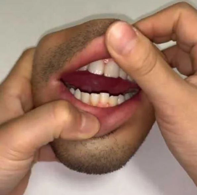 Prático porta-moedas com forma de boca humana
