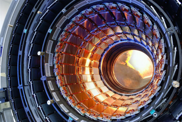 Cientistas agora asseguram que o LHC sim pode criar um buraco negro